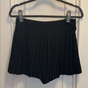 Flirty women’s black pleated skort